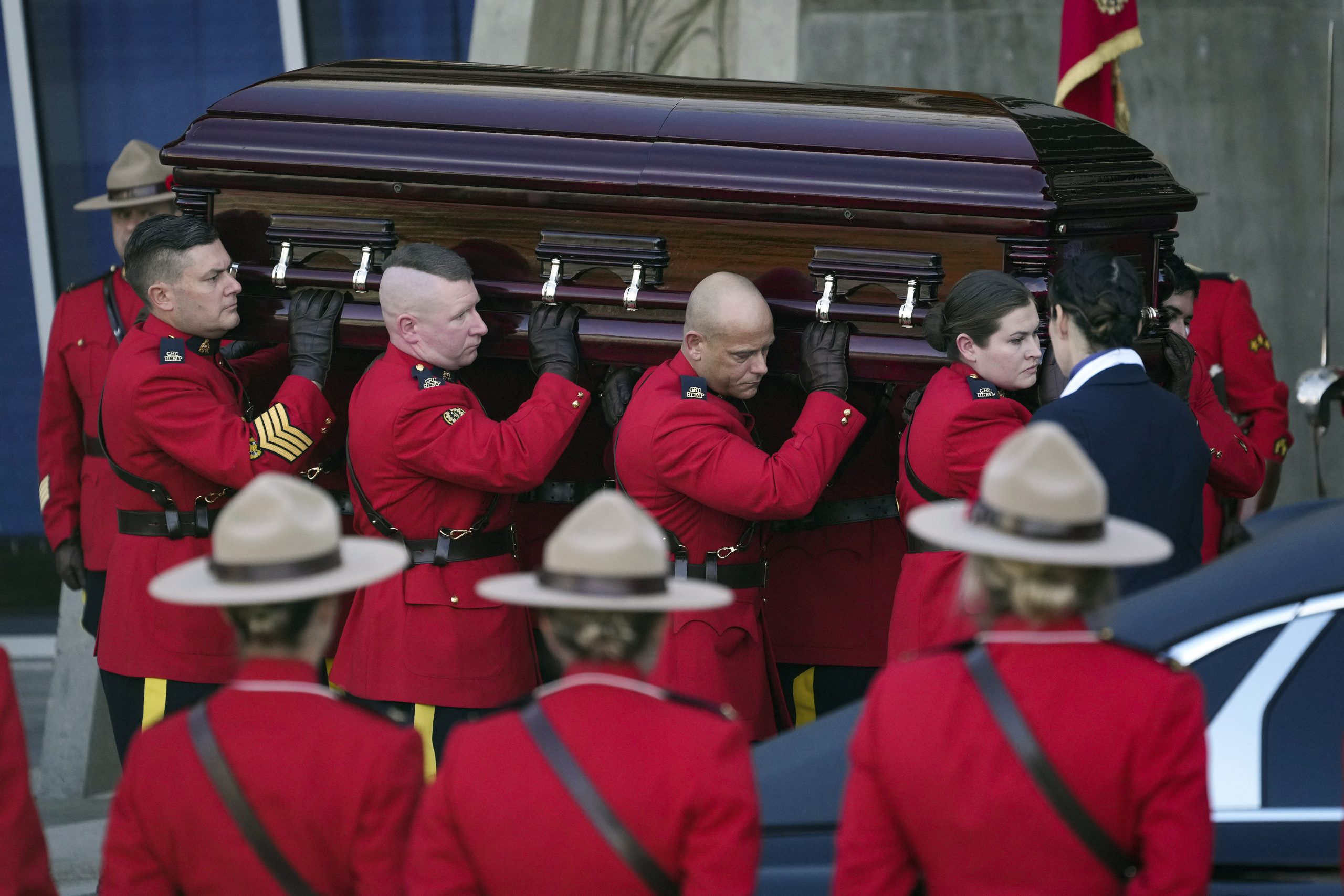 加拿大台裔女警杨子信葬礼 逾2千人送最后一程