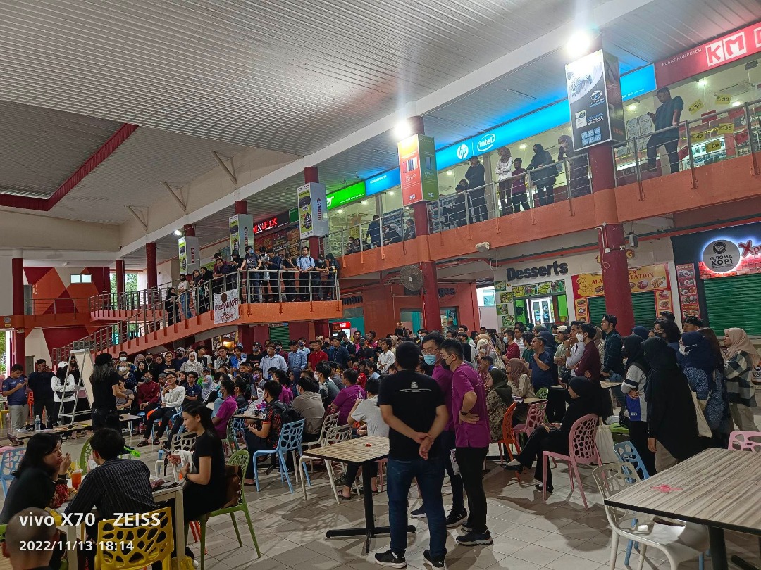 北大禁漫画家法米开讲民主课