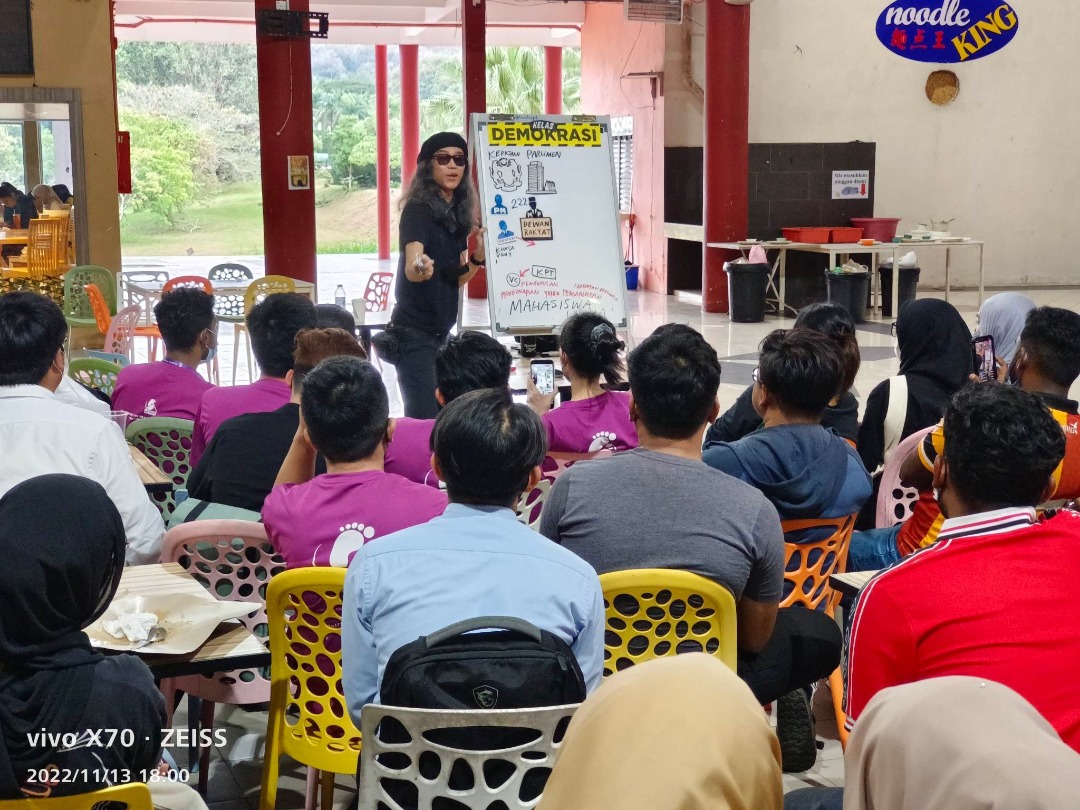 北大禁漫画家法米开讲民主课