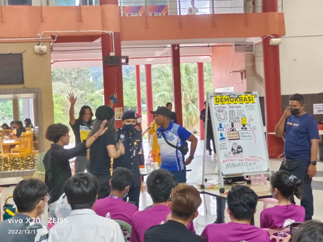 北大禁漫画家法米开讲民主课