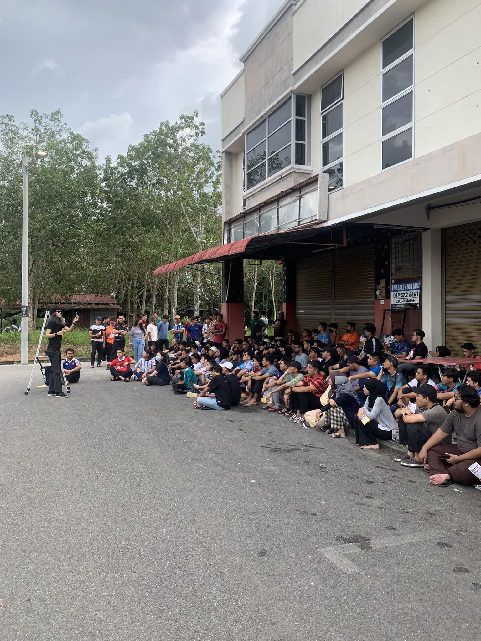 北大禁漫画家法米开讲民主课