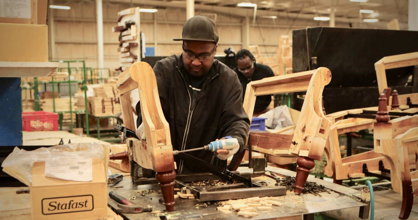 半夜裁员2700人!美连锁家具店无预警宣布 员工睡醒才知超崩溃