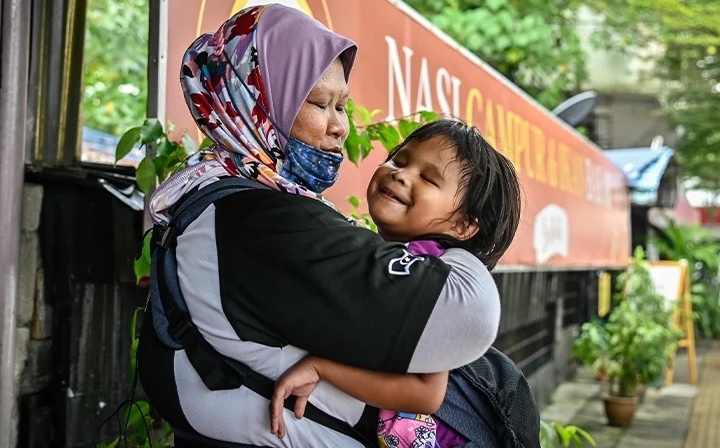 单亲妈载眼盲女儿送外卖 网络发挥正能量送暖