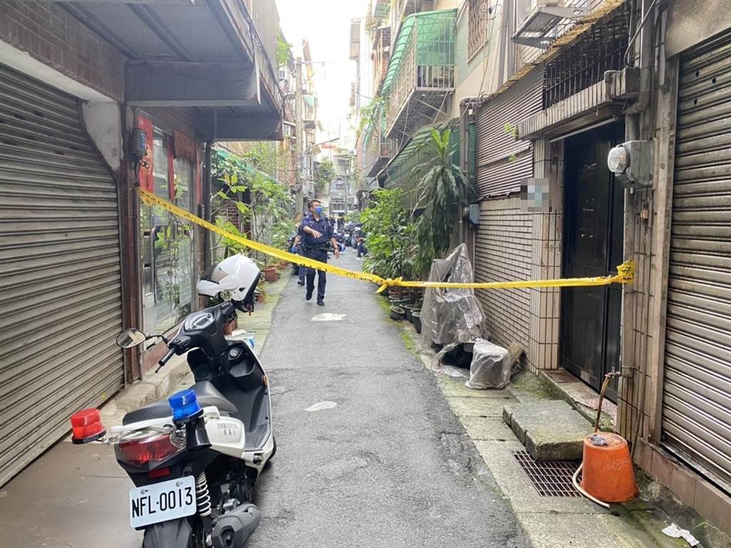 卡1尺窄巷2周后才被发现 失智老翁活活饿死