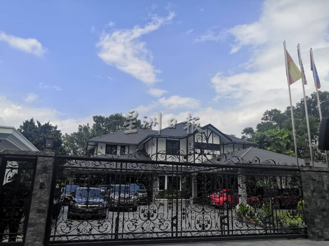 原本乌云盖顶 王宫一宣布 安华家放睛