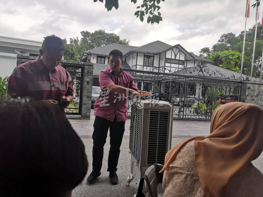 原本乌云盖顶 王宫一宣布 安华家放睛