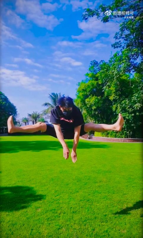 吴奇隆庆祝52岁生日 晒14秒劈腿视频