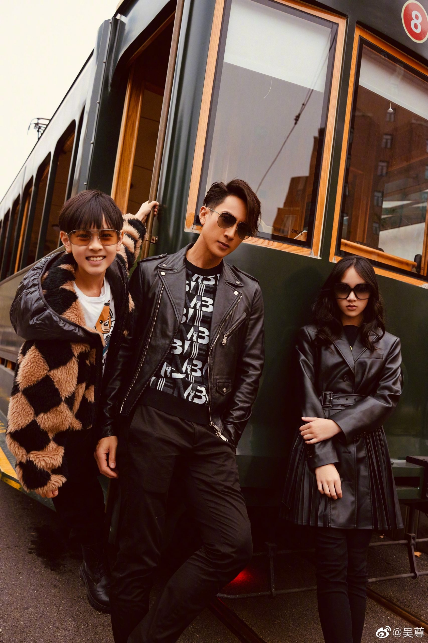 吴尊12岁女儿暴风抽高 全网狂赞:具超模气质