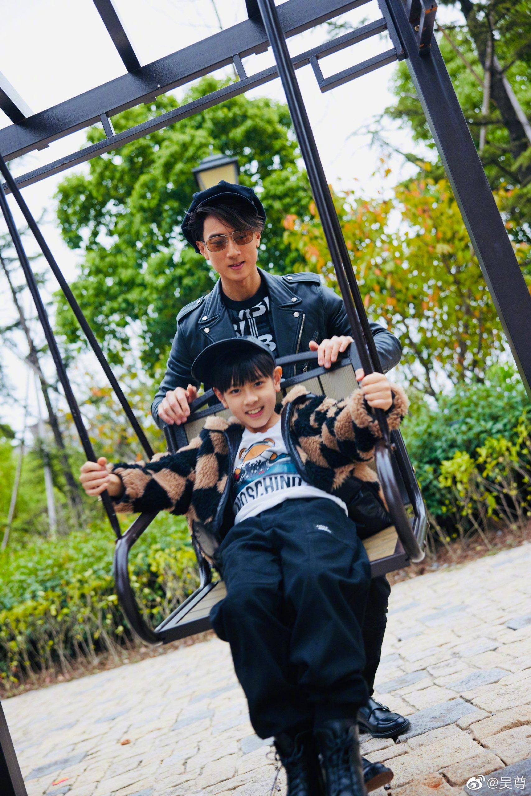 吴尊12岁女儿暴风抽高 全网狂赞:具超模气质