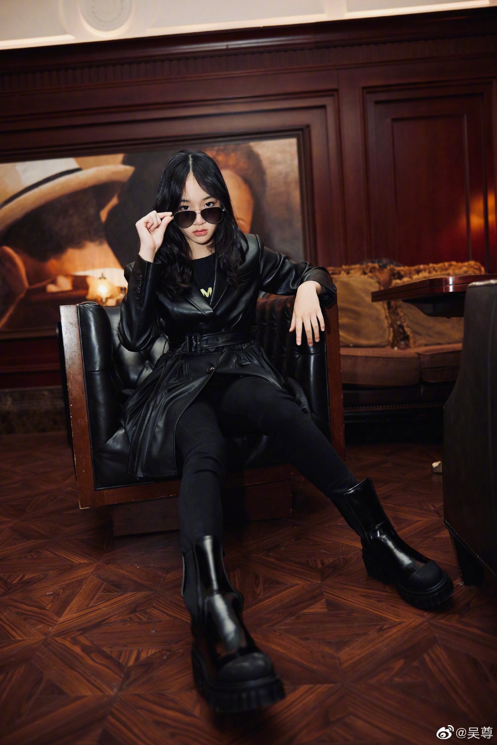 吴尊12岁女儿暴风抽高 全网狂赞:具超模气质