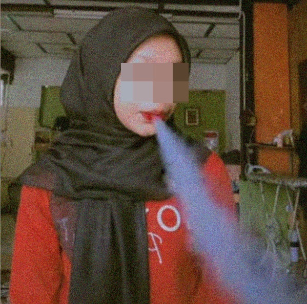 吸食电子烟视频引批评 穆女:“不关你们事”