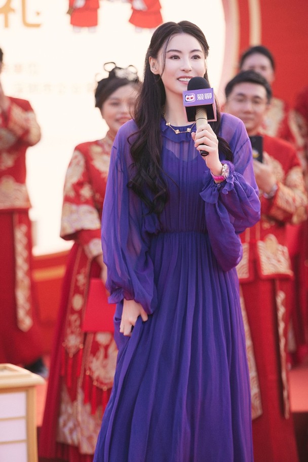 周星驰晒男厕合照呼唤 张栢芝只回一个字