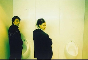 周星驰晒男厕合照呼唤 张栢芝只回一个字