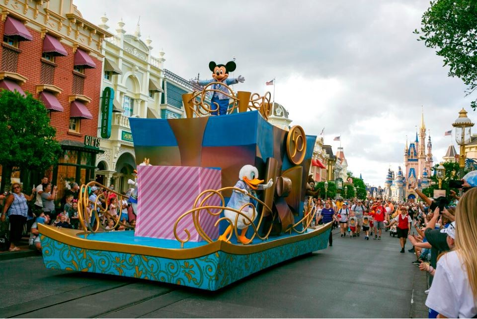 命中注定抓到你!美通缉犯畅游迪士尼 被联邦官员认出被捕