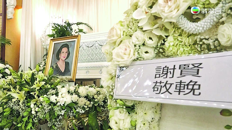 嘉玲泰国寺庙举行丧礼 旧爱谢贤花牌放灵柩旁