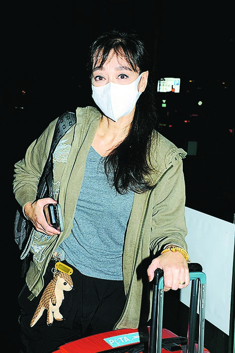 嘉玲泰国寺庙举行丧礼 旧爱谢贤花牌放灵柩旁