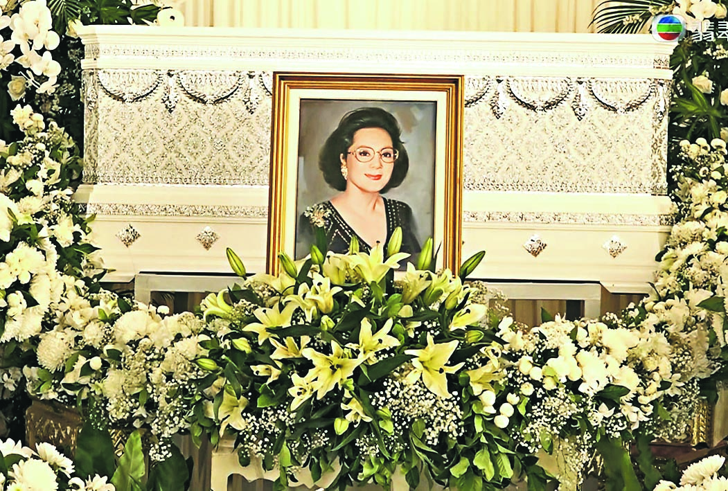 嘉玲泰国寺庙举行丧礼 旧爱谢贤花牌放灵柩旁