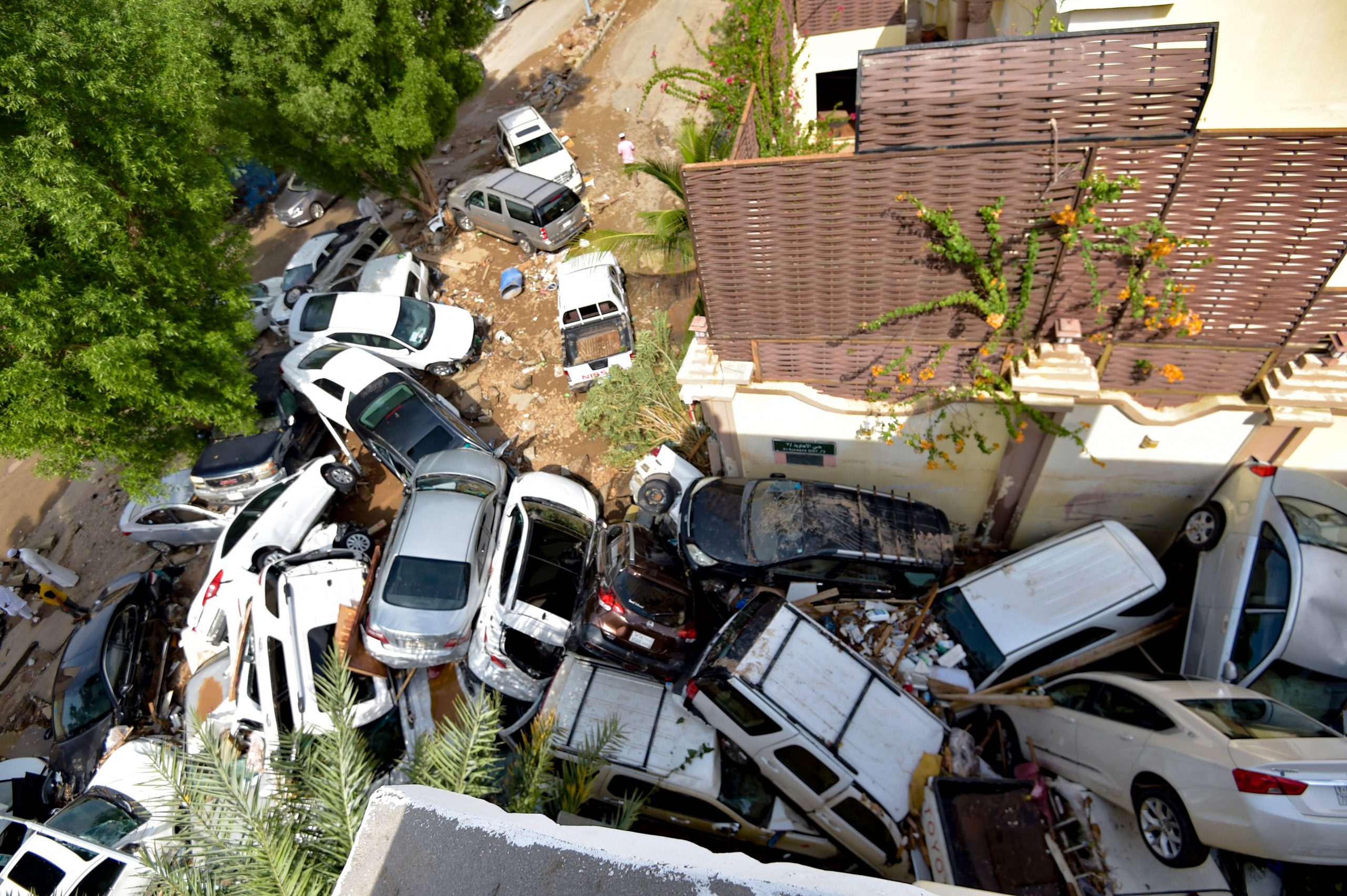 国王“祈雨太成功”变洪水淹城　沙地阿拉伯2死、无数车辆冲毁