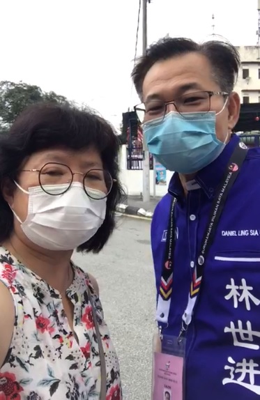 国阵林世进拜票“碰钉”视频广传 选民:说到贪污就要走?