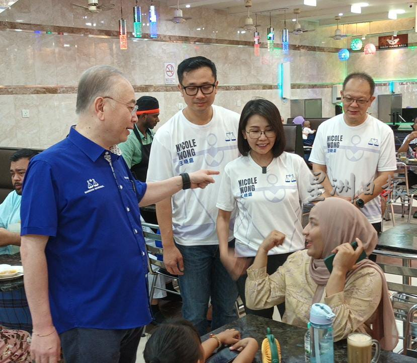 挂横幅要王晓庭回家顾孩子  魏家祥：侮辱女性破坏民主