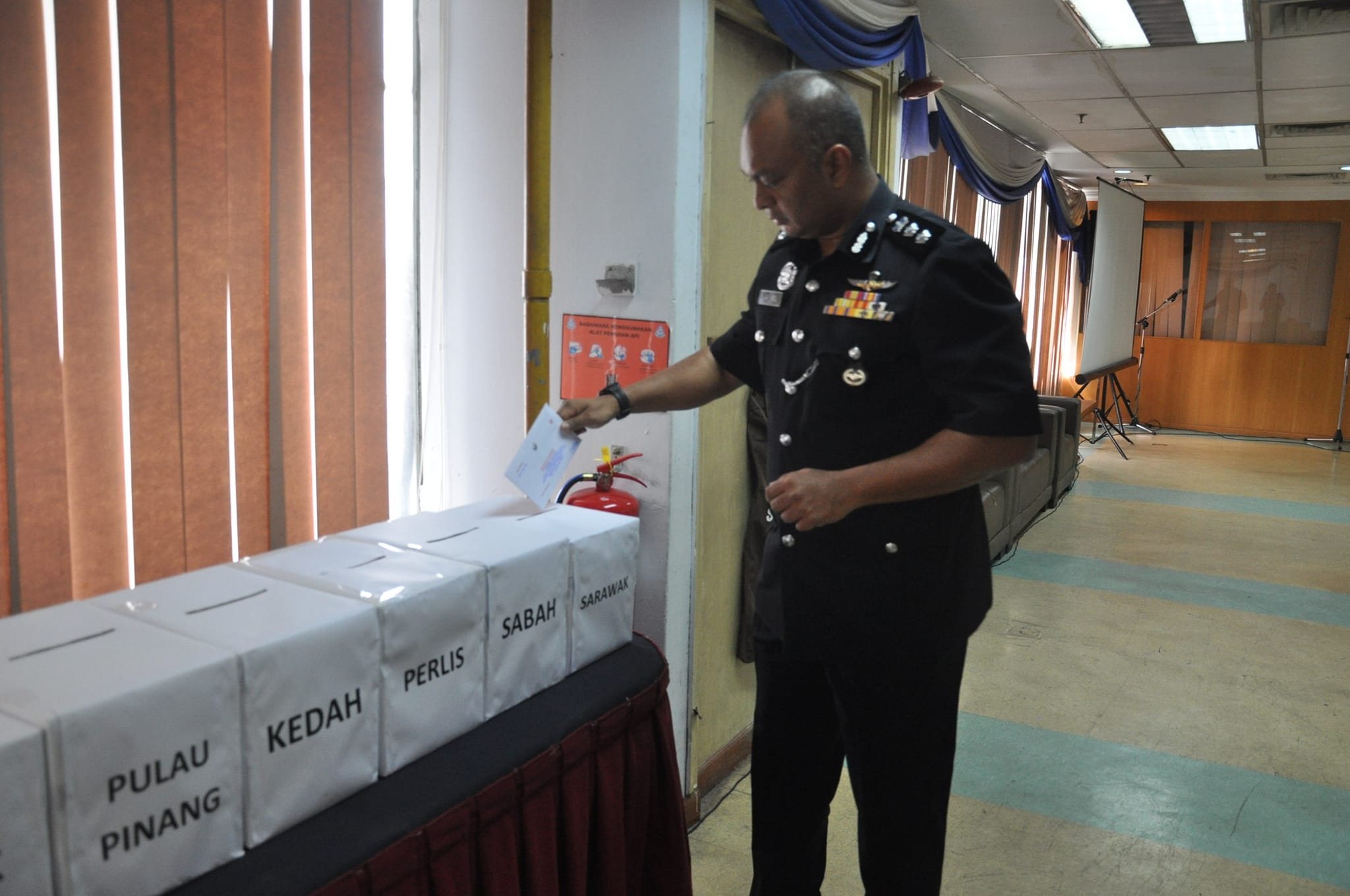 图与文 /警察邮寄投票