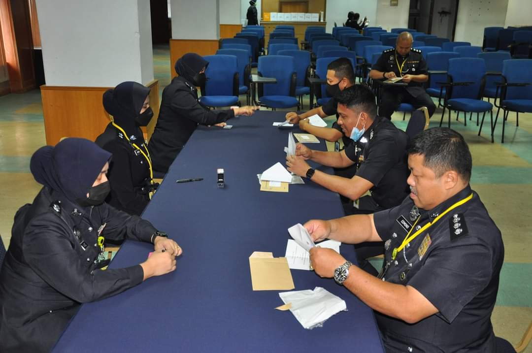 图与文 /警察邮寄投票