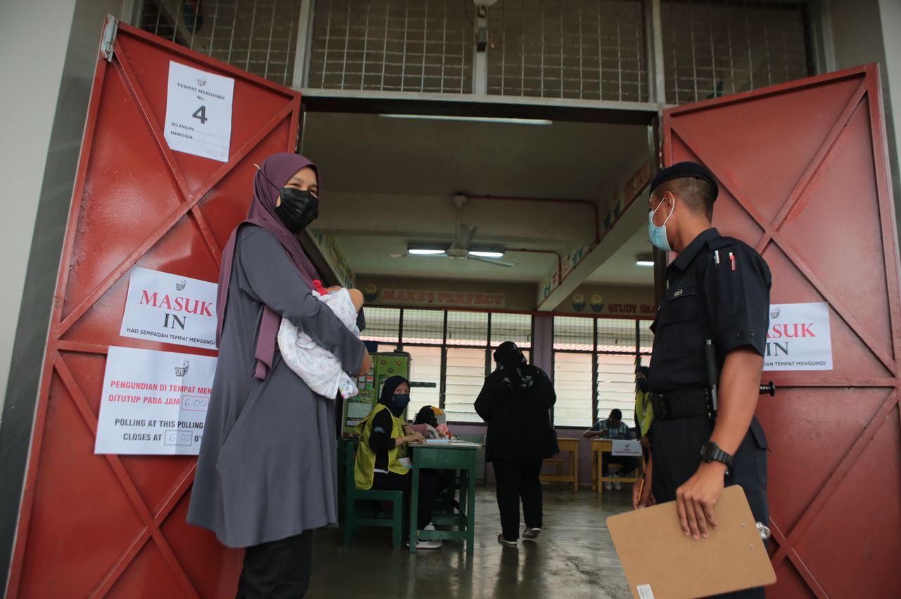 坐月不忘履行公民责任 母亲抱40天大宝宝投票