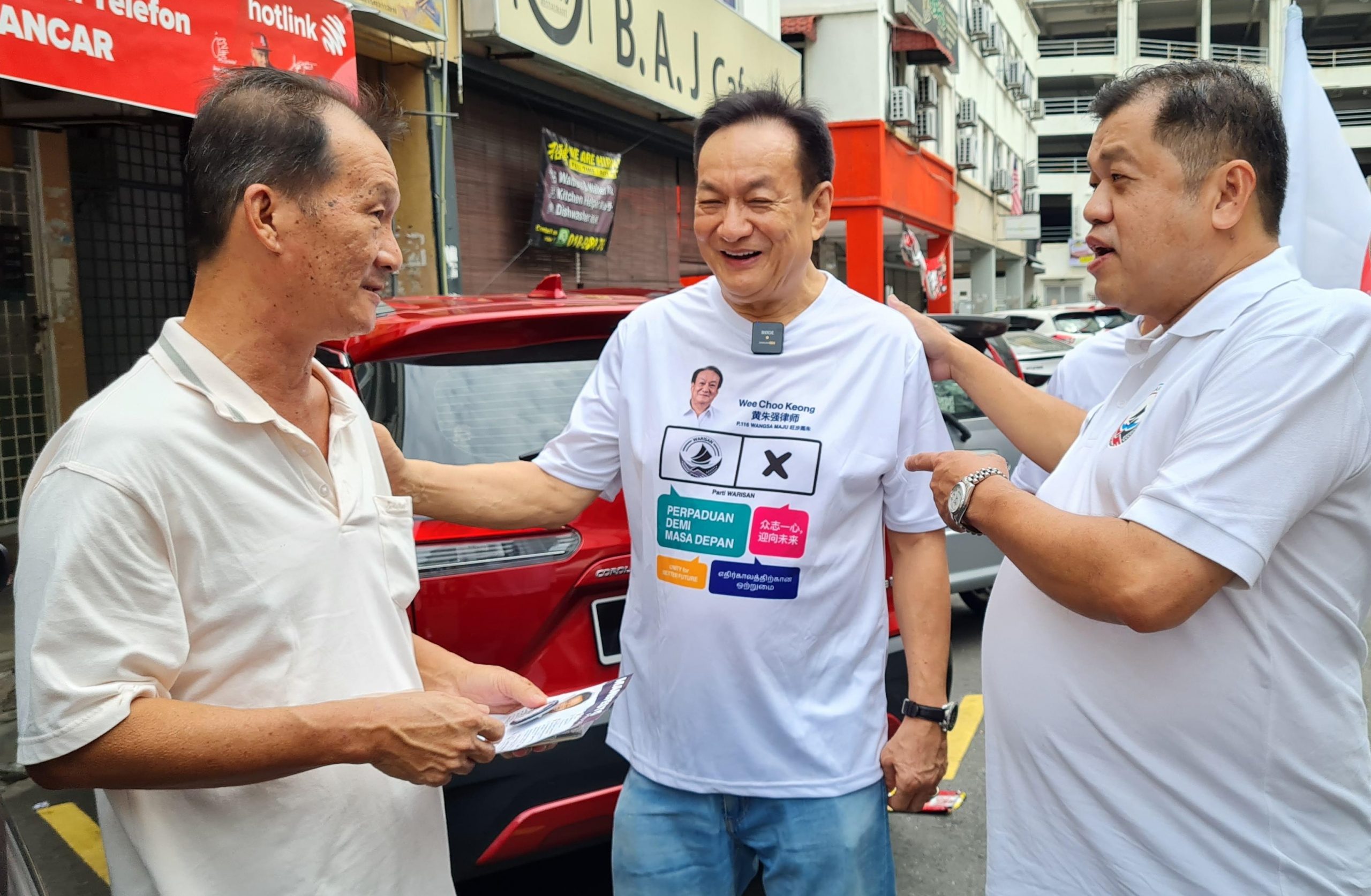 大都会/封面副文/黄朱强走访组屋拜票/2图