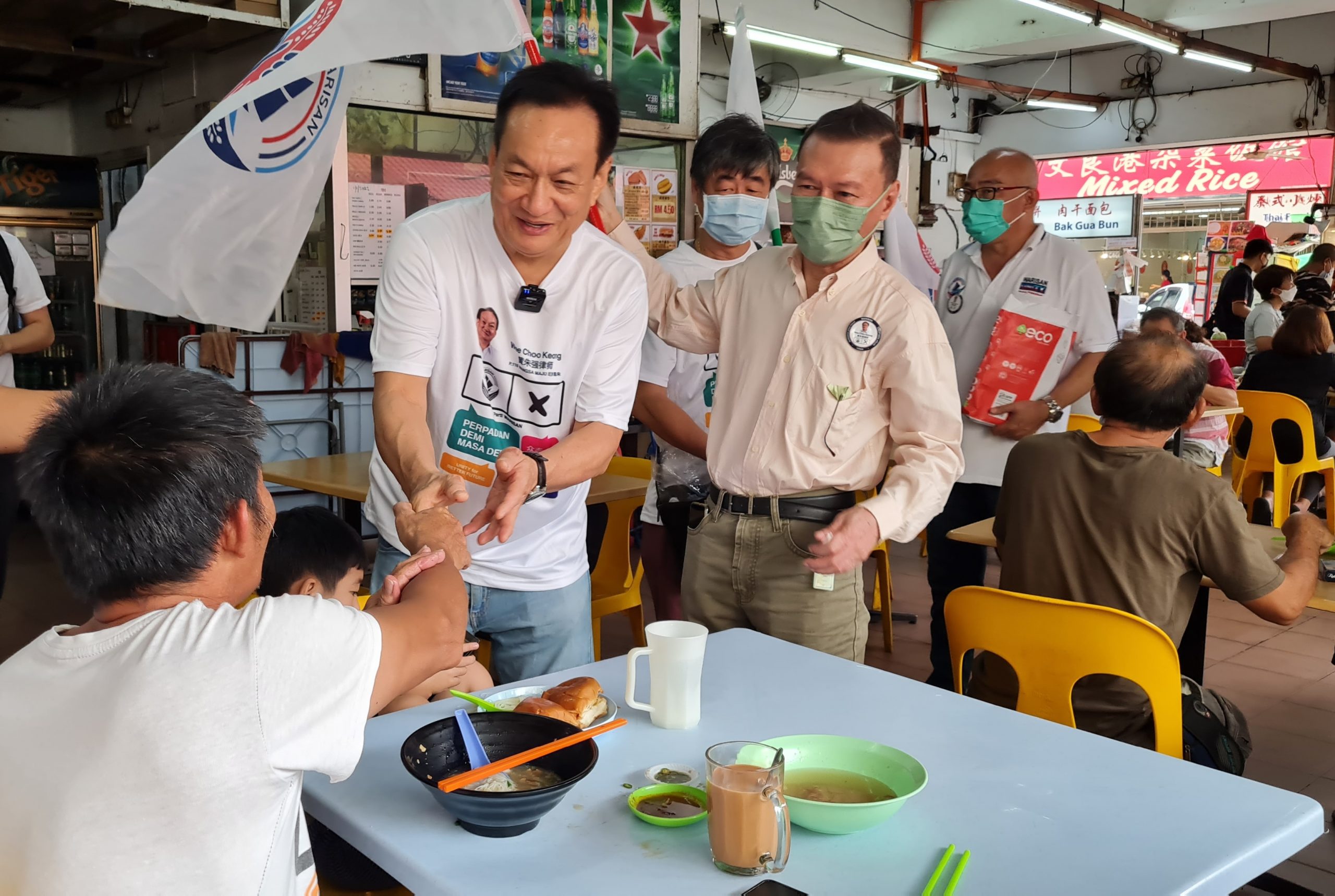 大都会/封面副文/黄朱强走访组屋拜票/2图