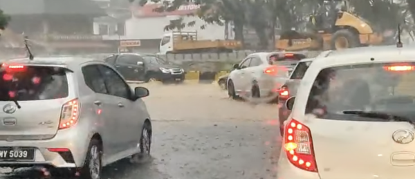 大都会:峇冬加里大路淹水半呎/1图