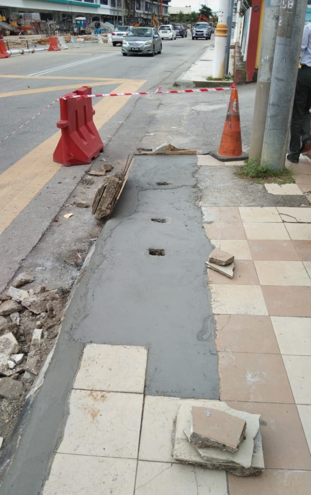 大都会／光线不足掉进无盖沟渠，新纪院大学学院生受伤／2图