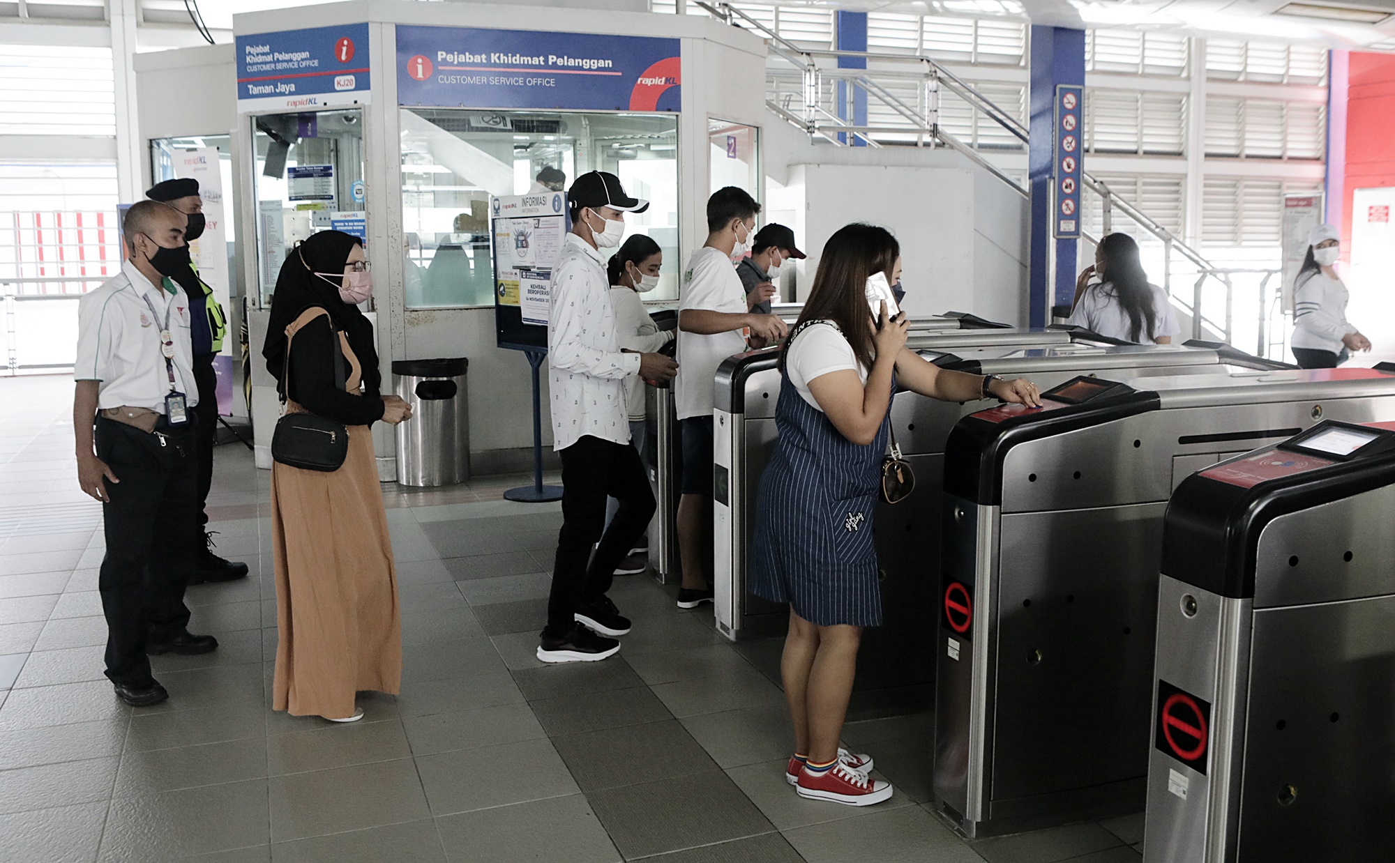 大都会:拉吉夫记者会-完善公交/2图