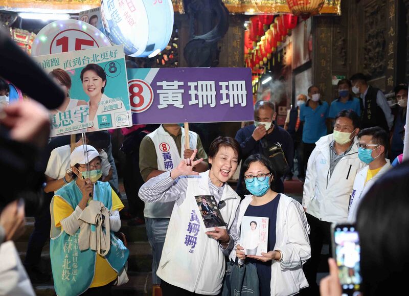  天下事主文)蓝白夹击势危 绿营再打“抗中保台”牌 两岸关系紧张 台前途成地选话题 大陆：民进党把戏无新意	