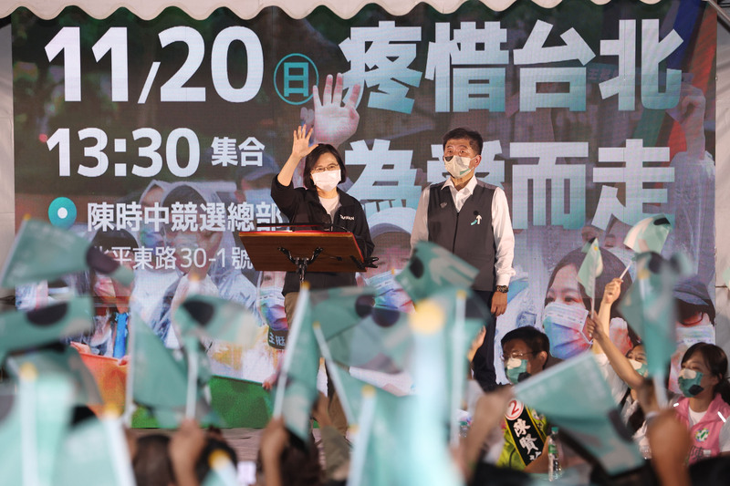  天下事主文)蓝白夹击势危 绿营再打“抗中保台”牌 两岸关系紧张 台前途成地选话题 大陆：民进党把戏无新意	