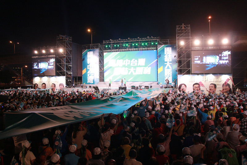  天下事主文)蓝白夹击势危 绿营再打“抗中保台”牌 两岸关系紧张 台前途成地选话题 大陆：民进党把戏无新意	