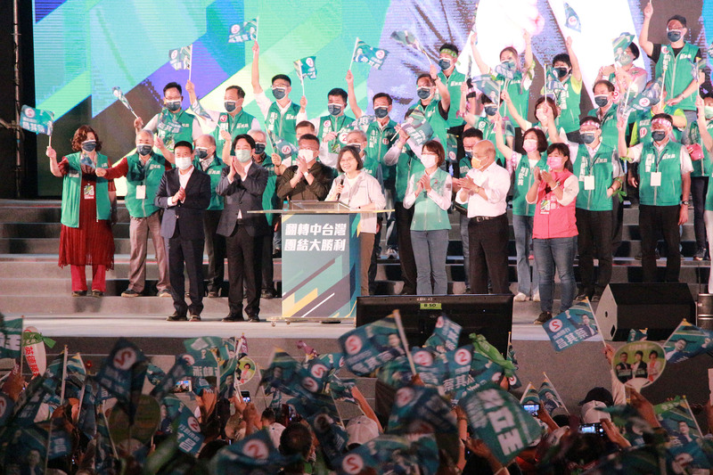  天下事主文)蓝白夹击势危 绿营再打“抗中保台”牌 两岸关系紧张 台前途成地选话题 大陆：民进党把戏无新意	