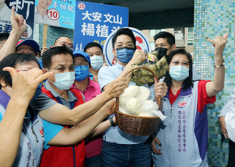  天下事主文)蓝白夹击势危 绿营再打“抗中保台”牌 两岸关系紧张 台前途成地选话题 大陆：民进党把戏无新意	