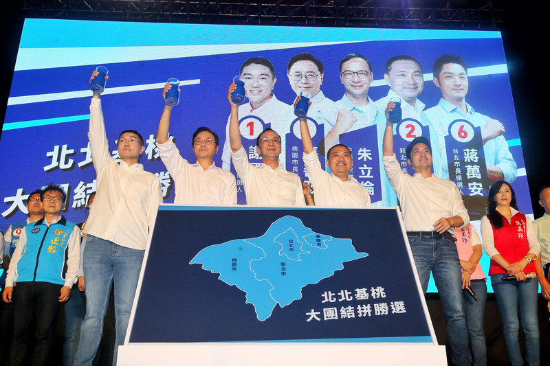  天下事主文)蓝白夹击势危 绿营再打“抗中保台”牌 两岸关系紧张 台前途成地选话题 大陆：民进党把戏无新意	