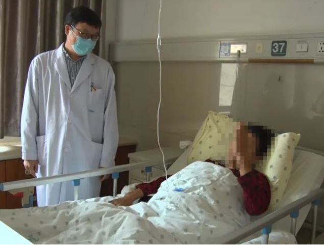 女子去吃面 隔壁桌陌生男子一直盯着她看：原来他在救我的命