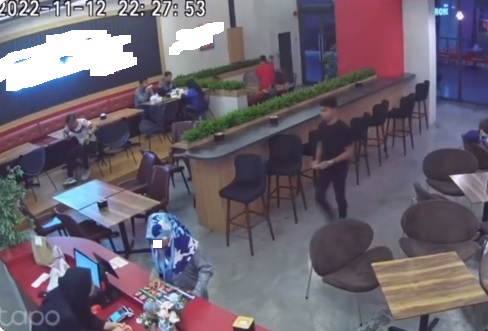 女子顺走扣帐卡盗刷4次  抓包后辩称“不小心用错”