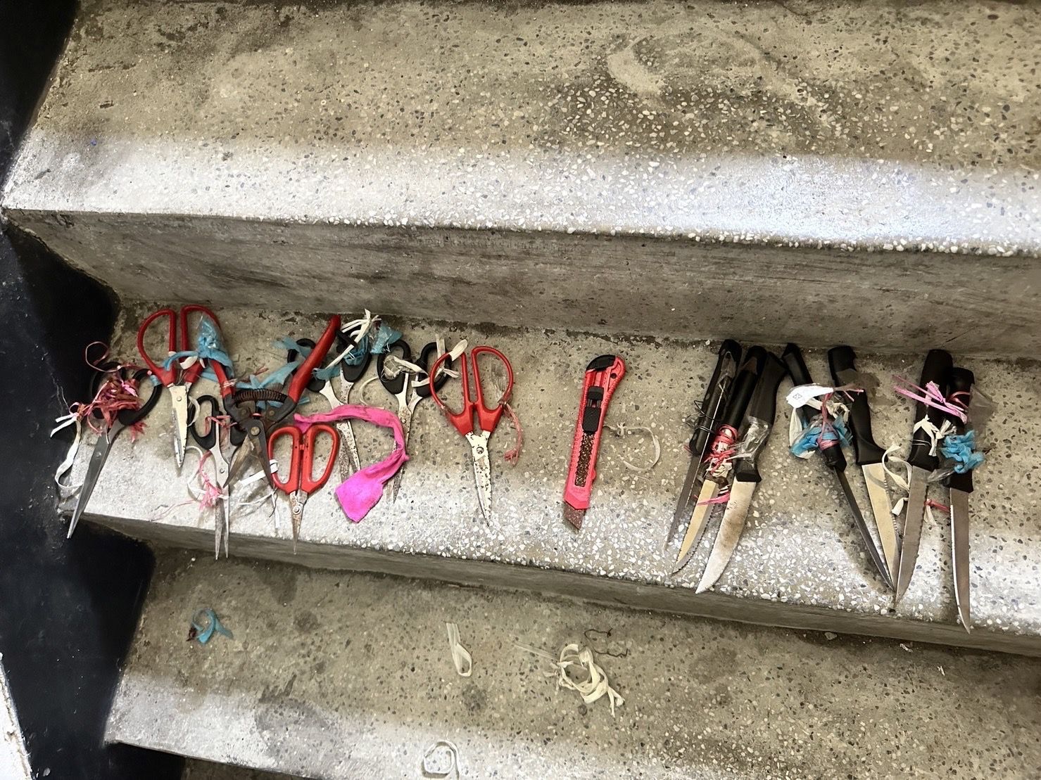 她家大门绑满刀具 吓坏外送员警直接拆