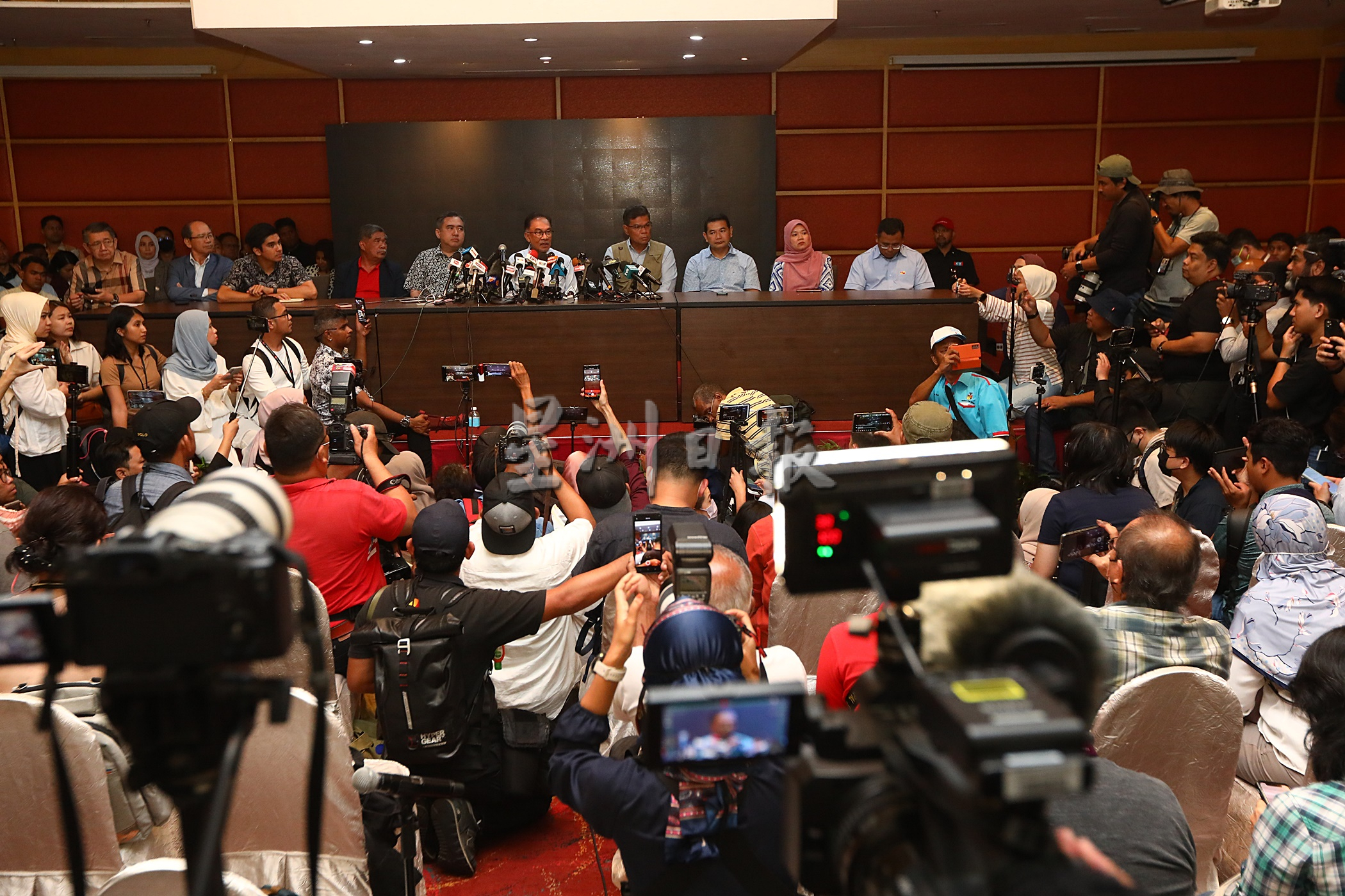 安华:满意与国阵的谈判