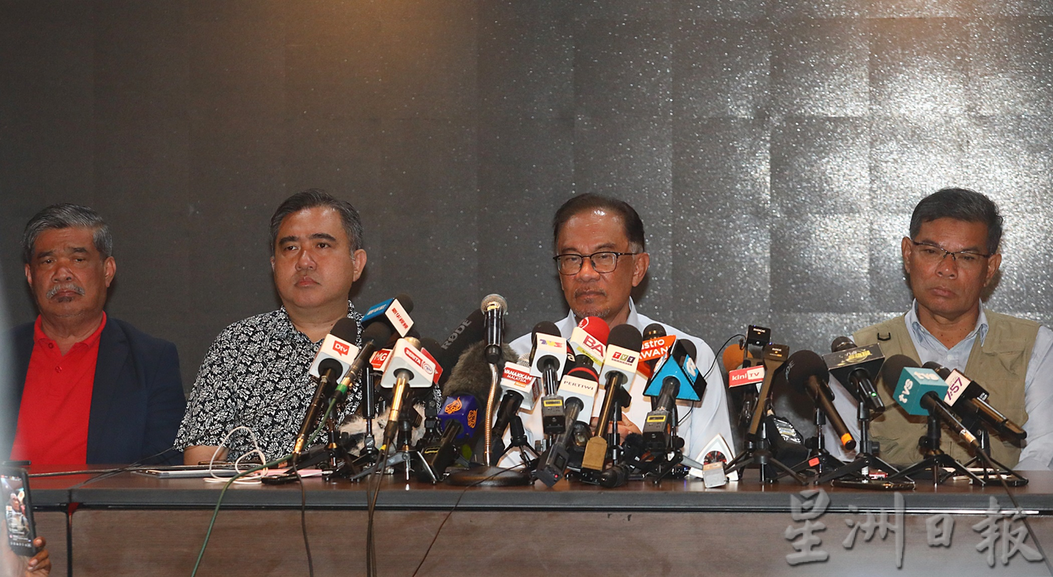 安华:满意与国阵的谈判