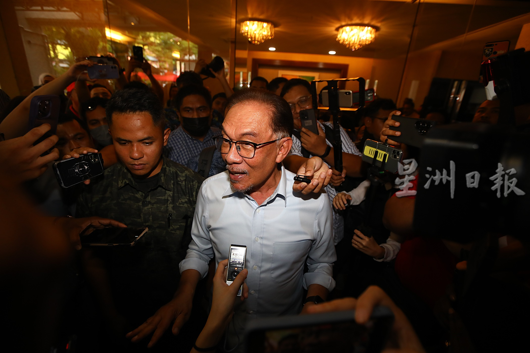 安华:满意与国阵的谈判