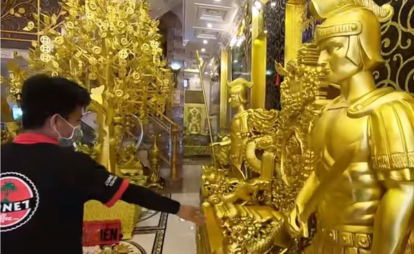 富商打造黄金屋“浮夸龙椅、摇钱树”散发土豪味 想参观得先付钱