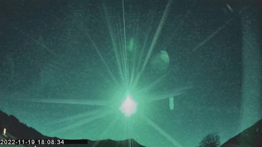 巨大火流星划破天际 闪耀挪威夜空