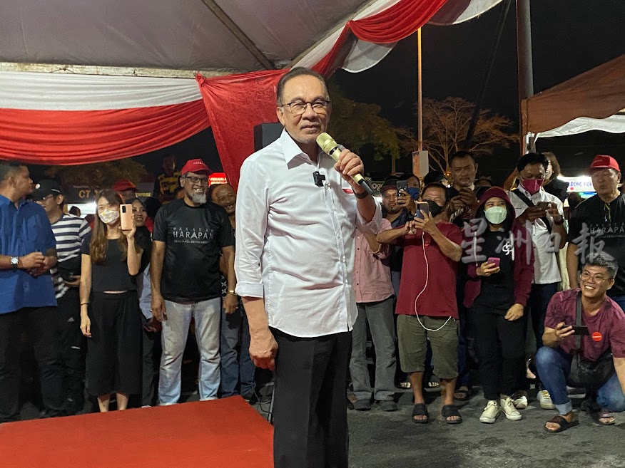 安华痛斥莫哈末拉昔背叛选民,称他曾哭着要求副议长职位