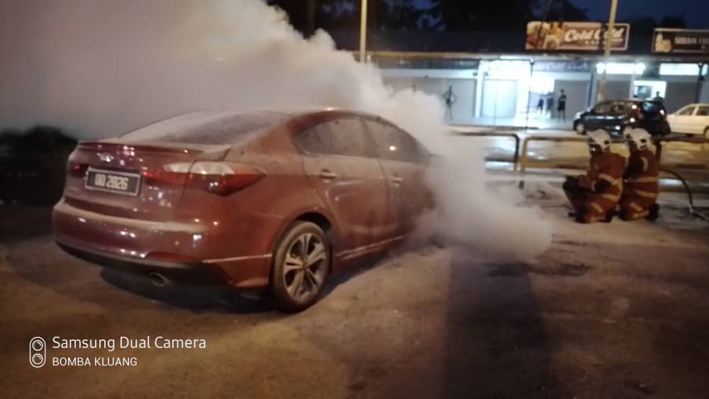 **已签发**柔:停放銮华央路停车场,轿车不知何故起火