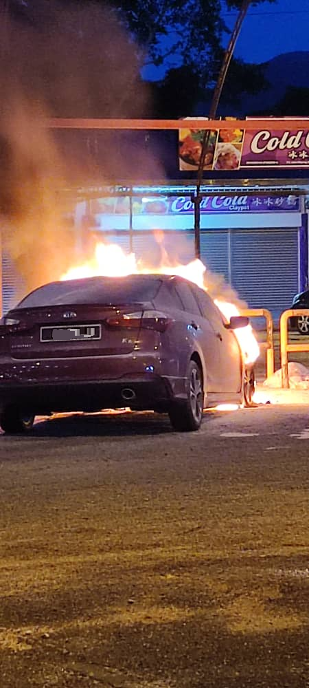 **已签发**柔:停放銮华央路停车场,轿车不知何故起火