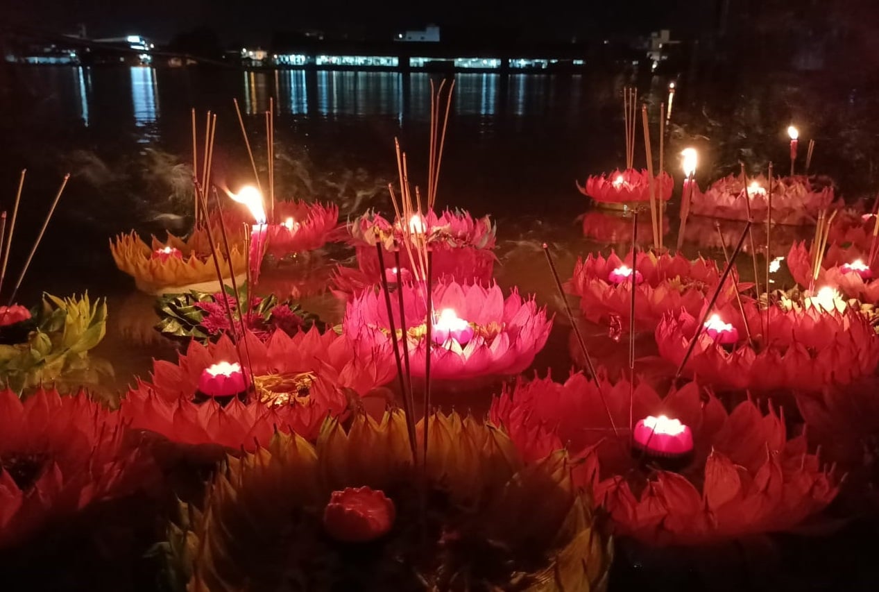 阔别两年后,数百名泰裔及华裔居民再次齐聚麻河畔庆祝水灯节